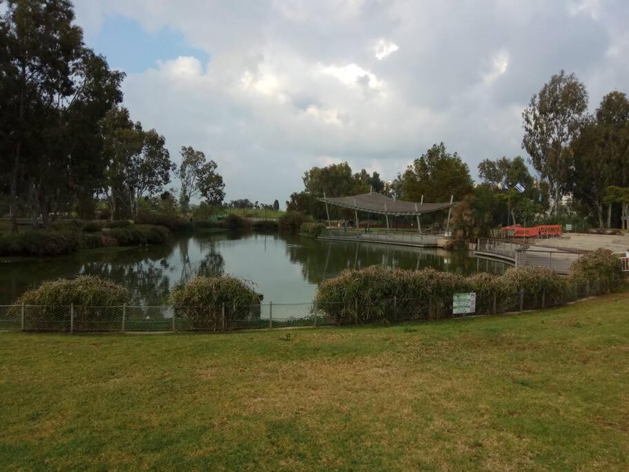 Studio In Herzliya, Near Idc & Park Buitenkant foto